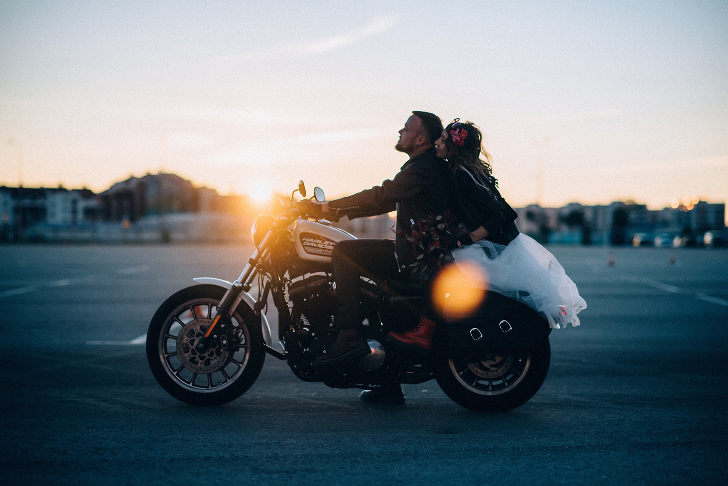 Мужиков едут бабы. Парочка на мотоцикле. Парень с девушкой на мотоцикле. Свадьба на мотоциклах. Байкер на мотоцикле.